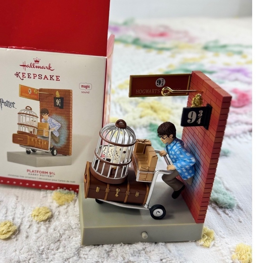 Hallmark Keepsake 2015 Harry Potter Platform 9 3/4 Sound Christmas Ornament